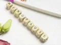 Koraliki z literami "MENOPAUZA" i test ciążowy. Czy to koniec nadziei na ciążę?