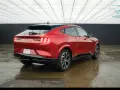 Czerwony Mustang Mach-E, gotowy na długie trasy. Sprawdź jego imponujący zasięg!