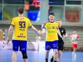 Dwóch zawodników w żółtych koszulkach z napisem INDUSTRIA Kielce gratuluje sobie po meczu.