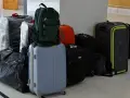 Stos bagażu na lotnisku. Zastanawiasz się, ile kosztuje bagaż na lotnisku? Oto różne walizki, plecaki i torby.
