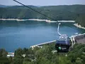 Kolejka linowa nad Soliną, idealna na podróż pociągiem w Bieszczady. Widok na zaporę i jezioro.