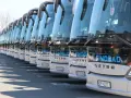 Rząd białych autokarów Sindbad Setra gotowych do podróży z Niemiec do Polski.