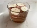 Schokoladiger Genuss: Ein Glas mit luftiger Nutella-Creme mit Mascarpone, garniert mit frischen Bananenscheiben.