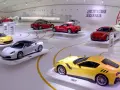 W muzeum Ferrari w Maranello lub w Modenie, na wystawie "Grand Tour", prezentowane są lśniące modele, w tym żółty i srebrny kabriolet.