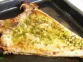 Deliciosa ventresca al horno, dorada y jugosa, con un aderezo de ajo y perejil que invita a probarla.