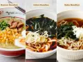 Trzy miski z zupą: ramen z jajkiem i kukurydzą, udon co to jest – z wodorostami i szczypiorkiem, oraz soba z wodorostami.