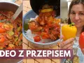 Kolorowe leczo składniki: papryka, cukinia, pomidory i mięso. Gotowe danie podane z ryżem.