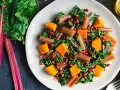Ensalada vibrante con acelgas, calabaza, granada y semillas de sésamo. Una de las muchas recetas con acelgas que te encantarán.