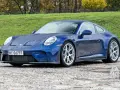 Niebieskie Porsche 911 na mokrej nawierzchni. Zastanawiasz się nad porsche 911 cena? Ten model zachwyca.