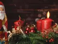 Schokoladen-Nikolaus und Adventskranz mit brennender Kerze. Der zweite Adventssonntag ist da!