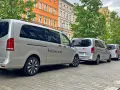 Srebrne vany z napisem "Follow me!" i logo BERLIN BRANDENBURG AIRPORT. Idealne, by dowiedzieć się, jak dojechać na lotnisko Berlin Brandenburg.