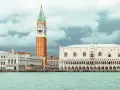 Venezia: Palazzo Ducale, Campanile e il ponte dei sospiri prigione, con gondole sull'acqua.