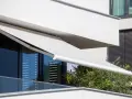 Jak osłonić balkon w bloku: skuteczne sposoby na prywatność i komfort