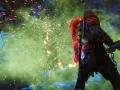 Kratos, el crisol de God of War Ragnarök, se enfrenta a un enemigo etéreo envuelto en humo verde y chispas.