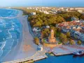 Latarnia morska w Kołobrzegu, jeden z najpiękniejszych miejsc nad polskim morzem, góruje nad plażą i portem.