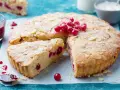 Saftiger zitronenkuchen ohne mehl, mit roten Johannisbeeren und Mandelblättchen bestreut. Ein Genuss!