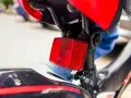 Catadiottri cosa sono? Questo è un riflettore rosso su una bicicletta, essenziale per la sicurezza.
