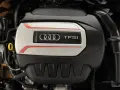 Silnik TFSI Audi z logo czterech pierścieni. Detale podkreślone czerwonymi liniami.