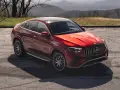 Czerwony Mercedes SUV, jeden z najnowszych mercedes suv modele, zaparkowany na tle górskiego krajobrazu.