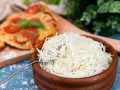 En skål med krispig pizzasallad, perfekt till pizza. Här är ett enkelt pizzasallad recept!