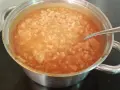Gęsta zupa pomidorowa z ryżem w garnku, gotowa do podania. Idealny przepis na szybki obiad.