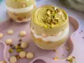 Pyszny deser w pucharku: krem pistacjowy z mascarpone, przełożony biszkoptami i posypany pistacjami.
