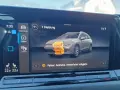Golf 8 Probleme: Warnmeldung "Fehler: Getriebe. Weiterfahrt möglich." auf dem Display. Ein orangefarbener Motor ist abgebildet.