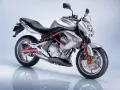 Srebrny Kawasaki ER-6n z czerwonym stelażem i detalami. Poznaj jego kawasaki er6n dane techniczne i poczuj moc!