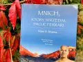 Okładka książki "Mnich, który sprzedał swoje ferrari" na tle czerwonych liści i gór.