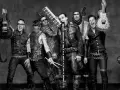 Le groupe Rammstein, icône du rammstein style de musique, pose avec leurs instruments. Guitares, clavier, basse et baguettes de batterie, prêts à enflammer la scène.