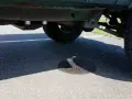 Ein dunkler Fleck auf dem Asphalt deutet auf Kondenswasser der Klimaanlage hin.