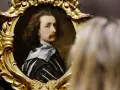 Portret mężczyzny w złotej ramie, jedno z dzieł Antoona van Dycka, oglądany przez widza.
