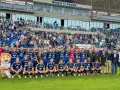 Wisła Płock zawodnicy pozują do zdjęcia na murawie stadionu. W tle trybuny z kibicami i napis "WISŁA PŁOCK".