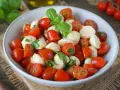 Ein frischer Tomate Mozzarella Salat mit Basilikum, perfekt für einen leichten Genuss.