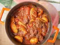 Spezzatino con patate ricetta della nonna: carne tenera e patate succulente in un ricco sugo. Un classico confortante.