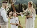 Wzruszający moment odnowienia przysięgi małżeńskiej. Chłopiec z bukietem wzrusza się podczas ceremonii.