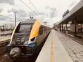 PKP Kraków Oświęcim przez Zator. Nowoczesny pociąg na stacji, gotowy do podróży.