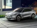 Srebrny Mustang Mach-E, nowoczesny bev, ładuje się przy domu. Czysta energia na noc.