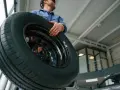 Meccanico con pneumatici senza senso di rotazione, pronti per essere montati.