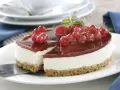 Tarta de queso Philadelphia con frutos rojos y gelatina de fresa, lista para servir.