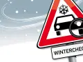 Warnschild mit Auto, Schneeflocke und Lupe, darunter "WINTERCHECK".