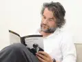 Hombre leyendo "La víspera" de Manuel Jabois. Un libro que inspira a publicar un libro gratis y compartir historias.