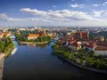 Majówka we Wrocławiu: malowniczy widok na Ostrów Tumski z rzeką i zabytkowymi budynkami.