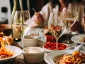 En härlig middag med pasta och tomatsås, ackompanjerad av ett glas vitt vin.