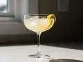 Przepis na drink London Calling: orzeźwiający koktajl z lodem i skórką cytryny, idealny na letnie wieczory.