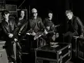 Zespół Scorpions, mistrzowie rockowych ballad i piosenek o miłości, w czerni i bieli, gotowi na koncert.