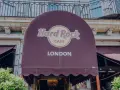 Das Hard Rock Cafe London, ein Meilenstein der Musikgeschichte, präsentiert sich mit seinem ikonischen Logo.