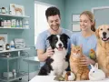 Coppia felice con animali domestici, ideale per corsi di animal care. Un cane, un gatto, un coniglio, un porcellino d'India, una tartaruga, un pappagallo e un cane più grande.
