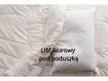 Biała pościel z poduszką. Tekst na poduszce: liść laurowy pod poduszką.