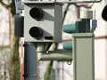 Szukasz informacji, jak sprawdzić czy fotoradar zrobił zdjęcie? Ten aparat na słupie monitoruje ruch.